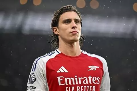 بسبب الإصابة وتراكم البطاقات.. كالافيوري يغيب عن مباراة أرسنال المقبلة